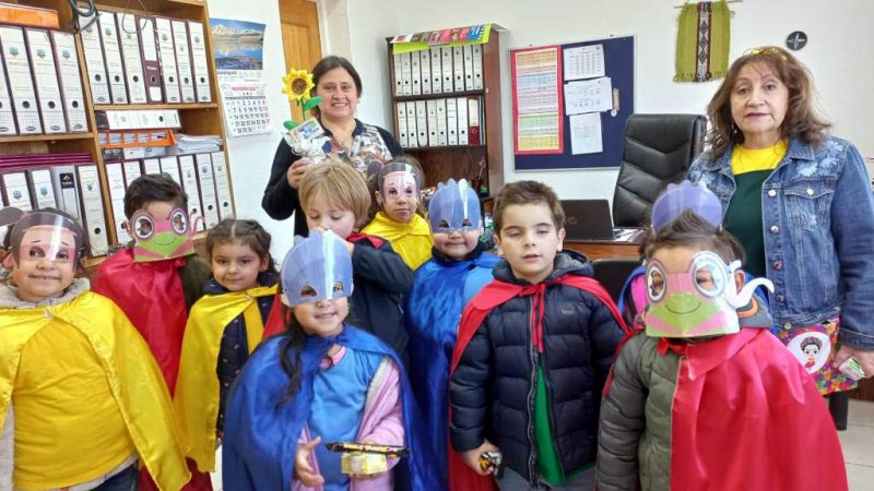 Niños de la Escuela Cerro Sombrero se disfrazan de “Súper Héroes Energéticos” en la “Semana del Párvulo”