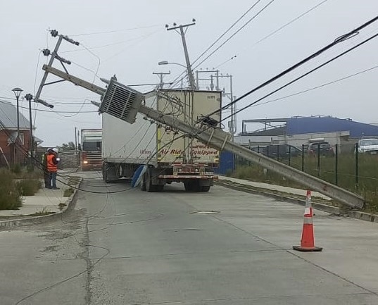 Choque de vehículo contra poste dejo a 250 vecinos de Barranco Amarillo sin suministro eléctrico