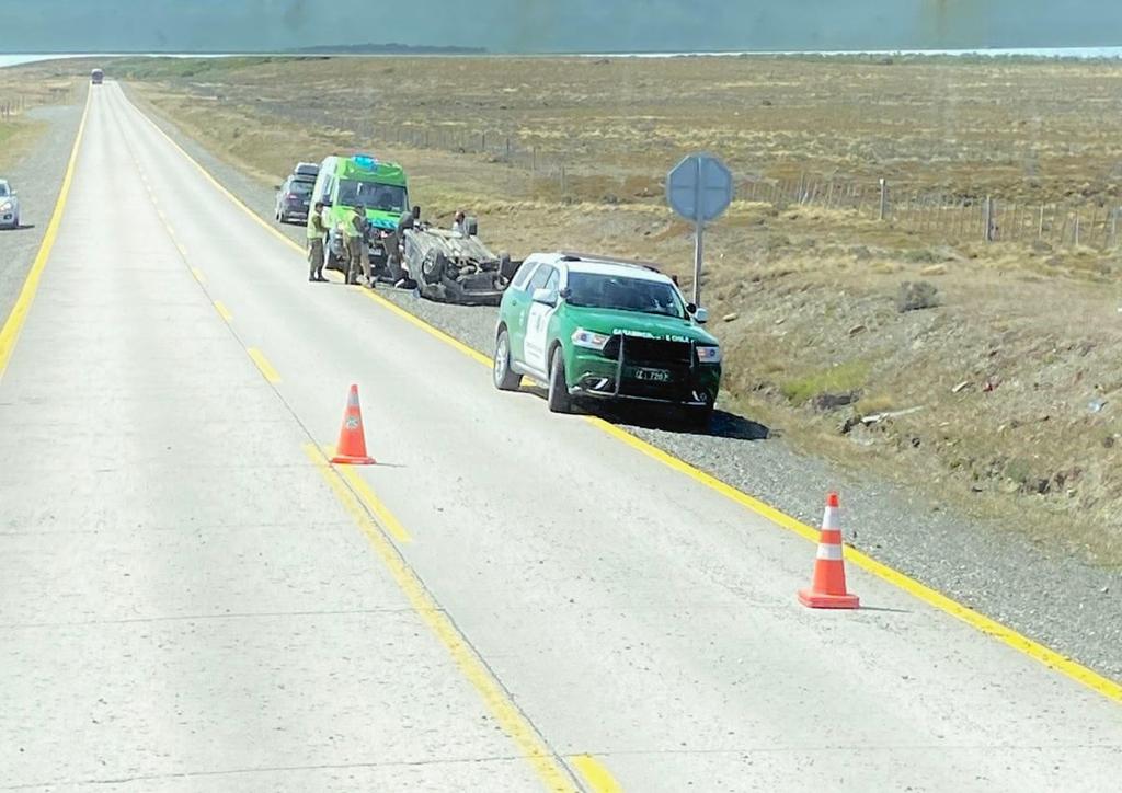 Volcamiento de un vehículo en Ruta 9 Norte a Puerto Natales deja una persona fallecida y el conductor gravemente lesionado