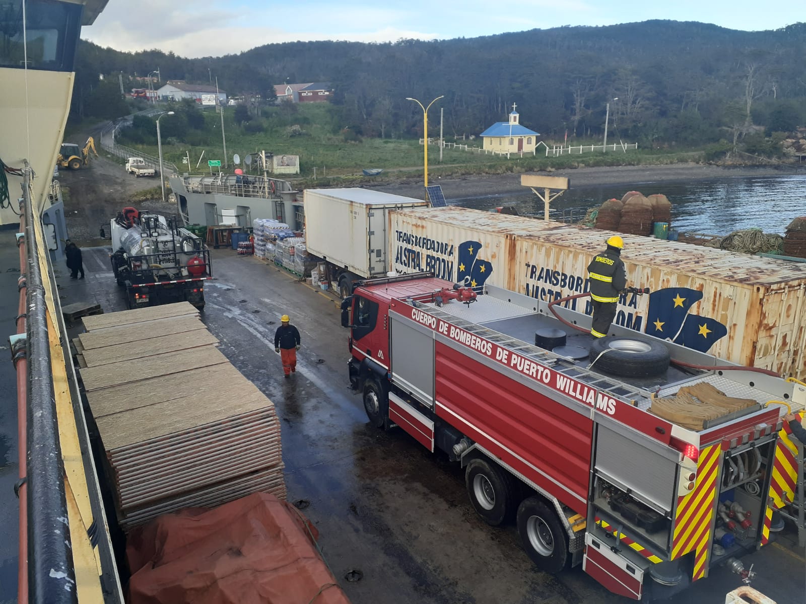 TABSA traslada 49 mil litros de agua a Puerto Toro en apoyo a emergencia hídrica