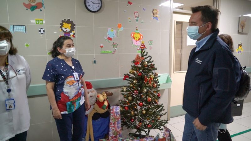 Niñas y niños internados en el Hospital Clínico recibieron regalos del Municipio de Punta Arenas