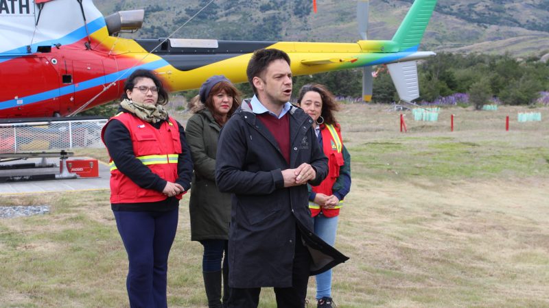 Autoridades reciben helicóptero para combate de incendios forestales en Ultima Esperanza