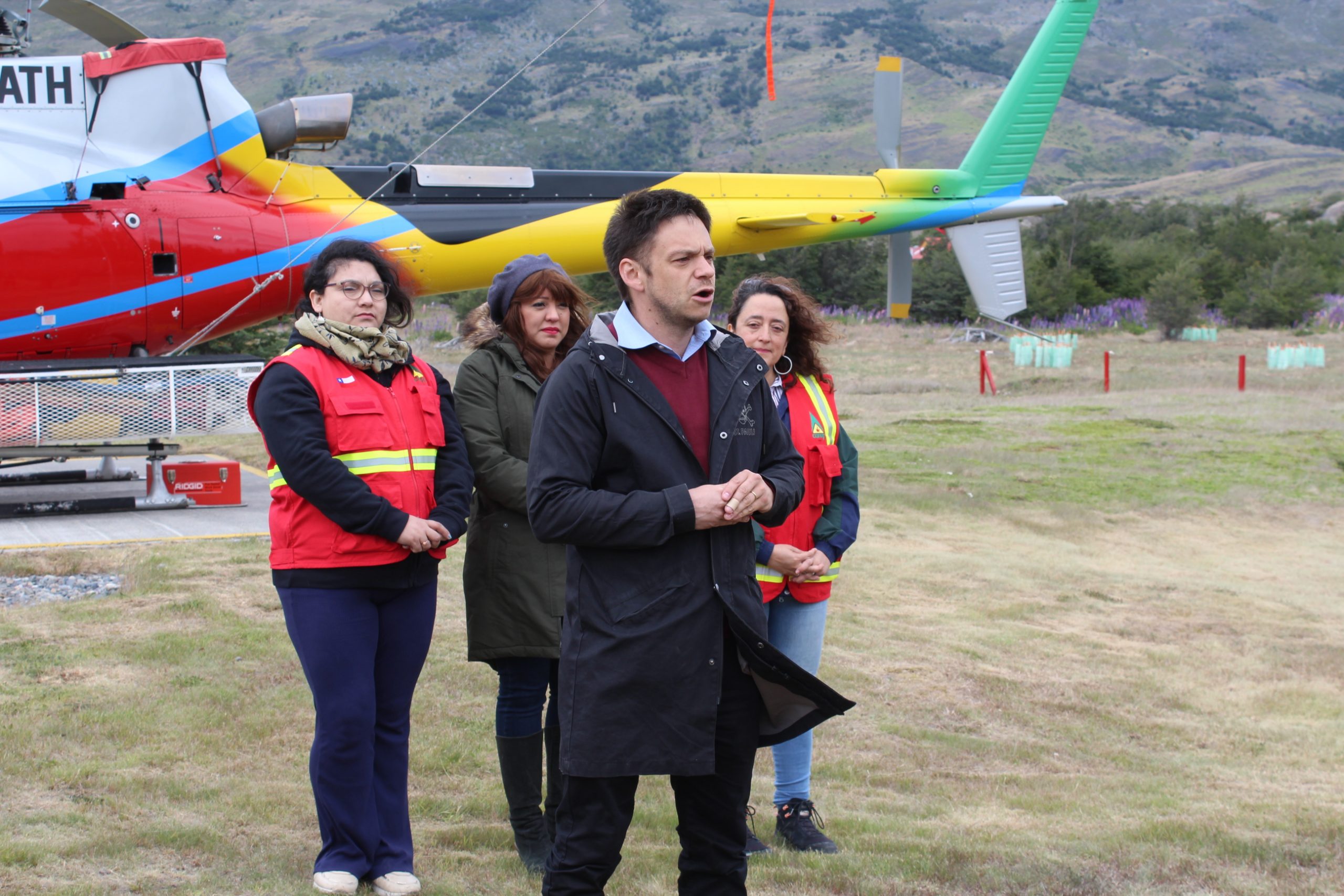 Autoridades reciben helicóptero para combate de incendios forestales en Ultima Esperanza