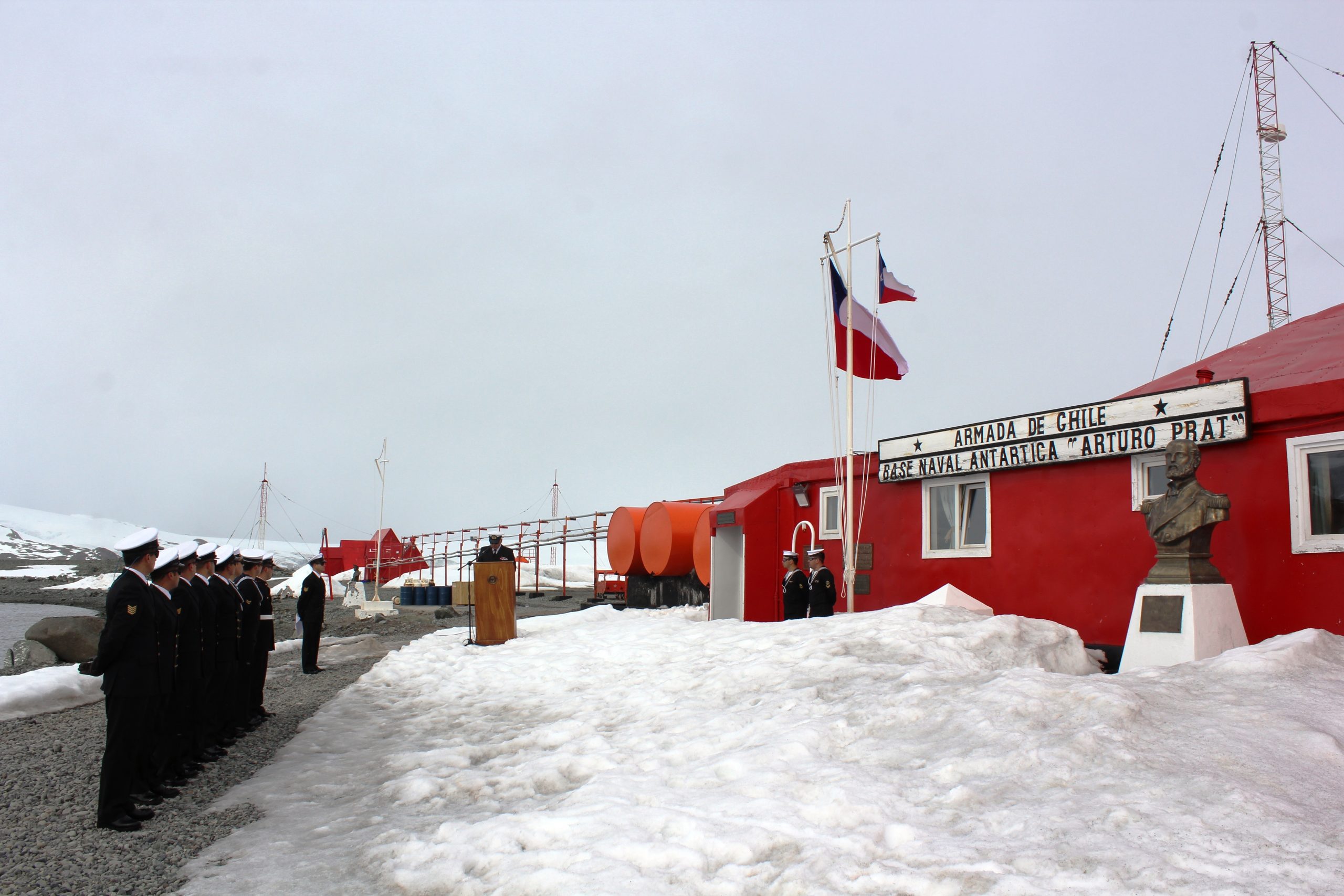 En Base Antártica «Arturo Prat», Armada de Chile conmemoró el rescate aeronaval de 1967 en Isla Decepción