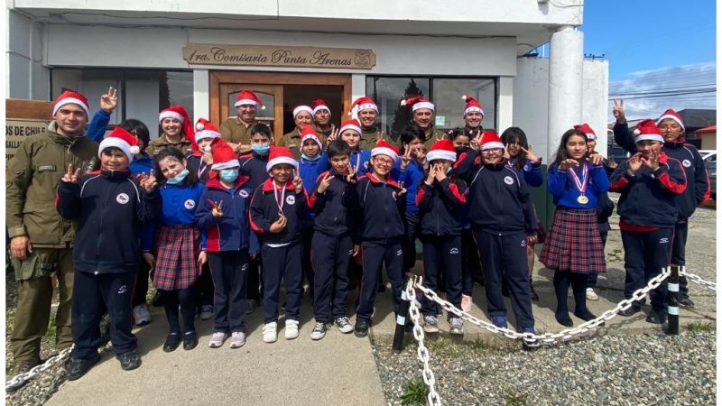 Niños sorprenden a  Carabineros cantando villancicos