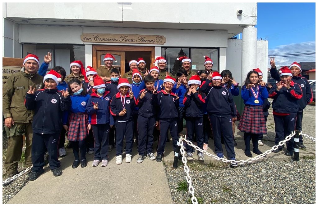 Niños sorprenden a  Carabineros cantando villancicos