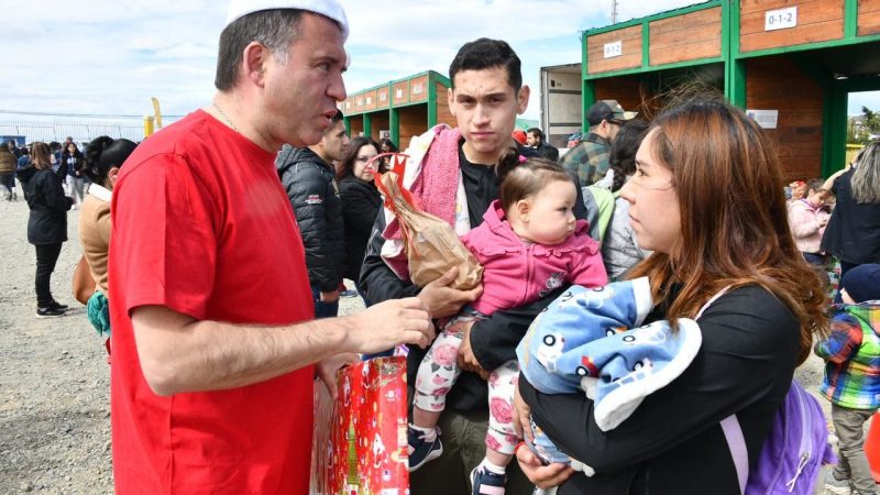 Familias de Punta Arenas llegaron al Parque María Behety a recibir regalos de Navidad para los más pequeños