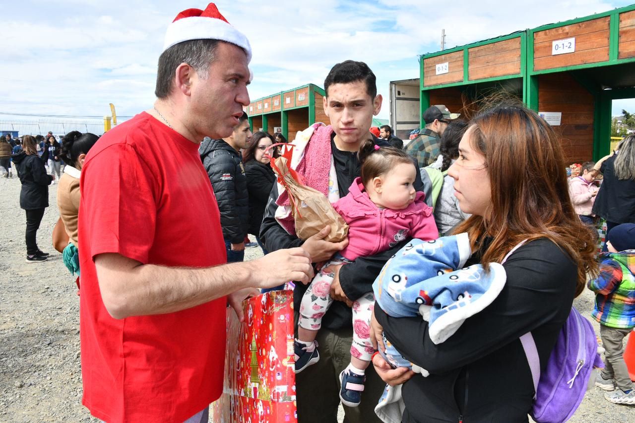 Familias de Punta Arenas llegaron al Parque María Behety a recibir regalos de Navidad para los más pequeños