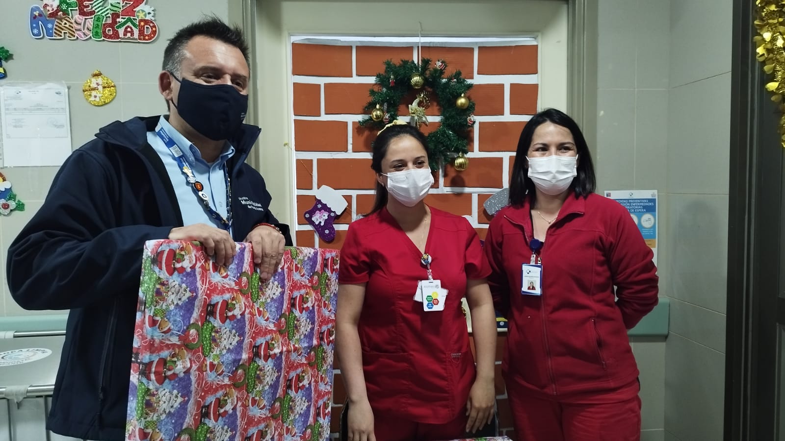 Bebés y jóvenes internados en el Hospital Clínico recibieron regalos de Navidad del Municipio de Punta Arenas
