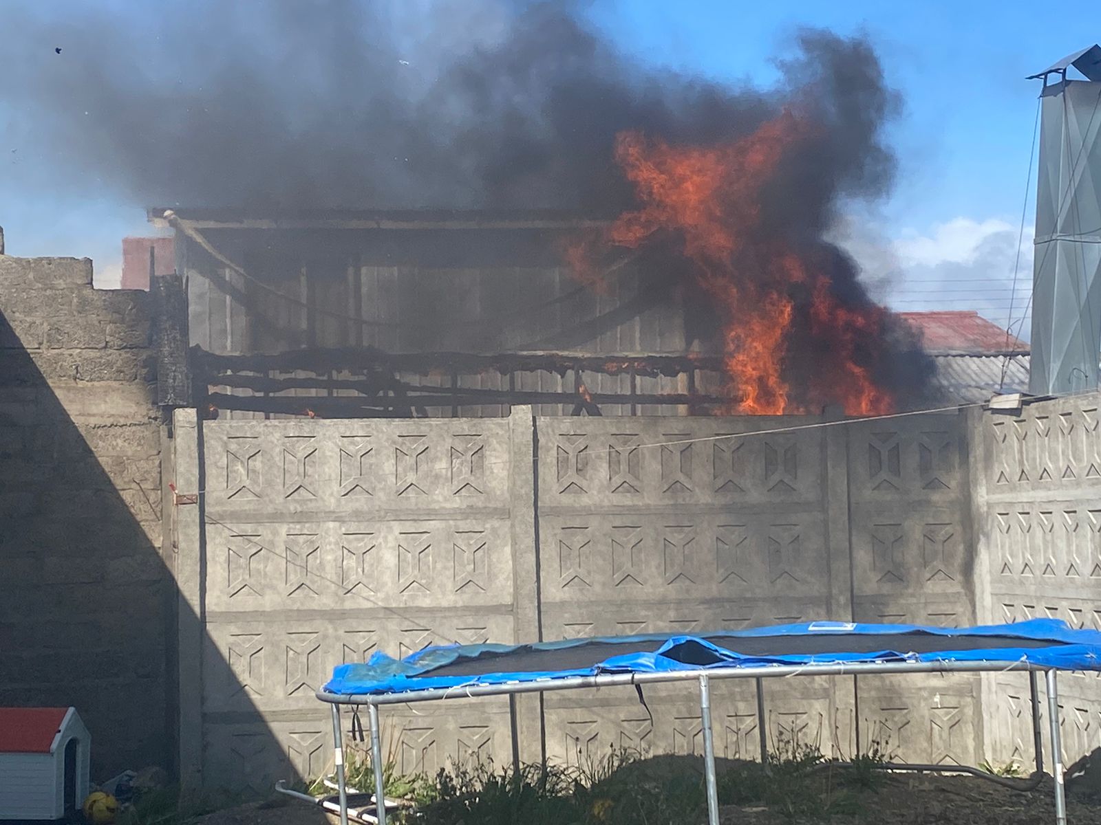 Incendio en estructura menor movilizó a dos compañías de Bomberos al sector Fitz Roy