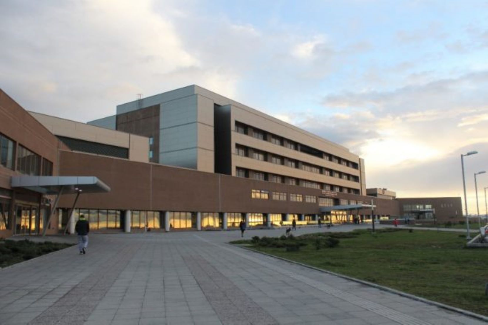 Vacunatorio del Hospital Clínico atiende en el CAE adultos