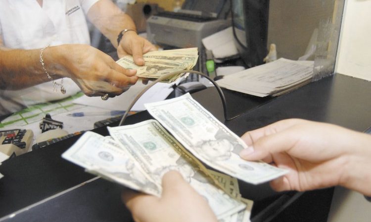 Las remesas de los migrantes a sus países de origen en América Latina crecieron un 9.3% en 2022, a pesar de las crisis