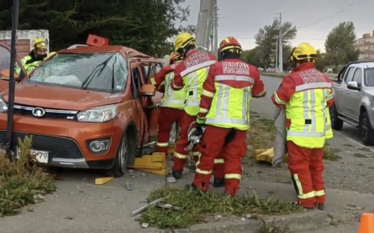 Mujer resultó lesionada al estrellarse contra poste de alumbrado público.