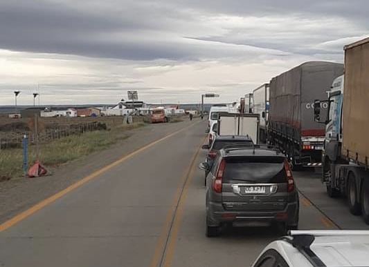 Demoras en el cruce de Bahía Azul tiene molestos a usuarios de TABSA