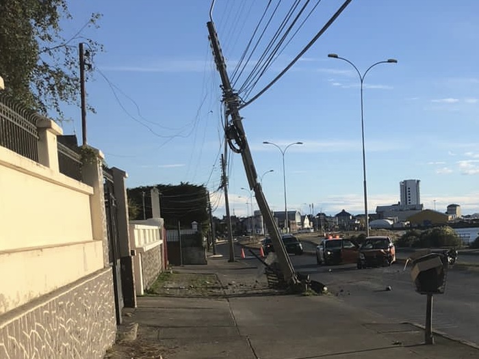 Chofer resultó lesionado tras chocar a alta velocidad contra un poste en 21 de Mayo