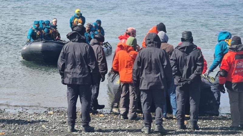 Autoridad Marítima coordinó evacuación médica de turista desde Bahía Fildes en territorio antártico chileno