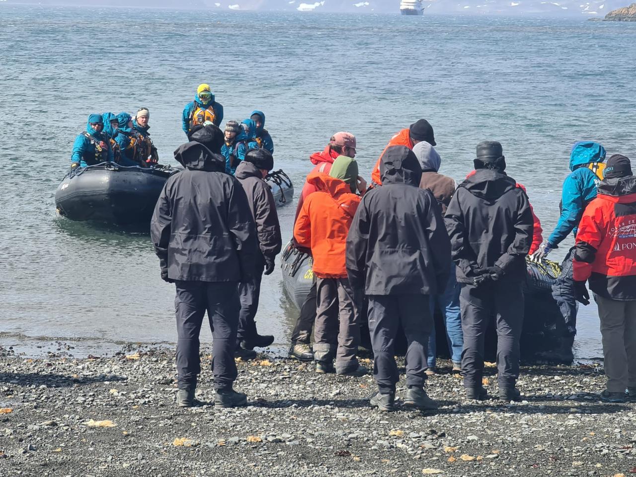Autoridad Marítima coordinó evacuación médica de turista desde Bahía Fildes en territorio antártico chileno