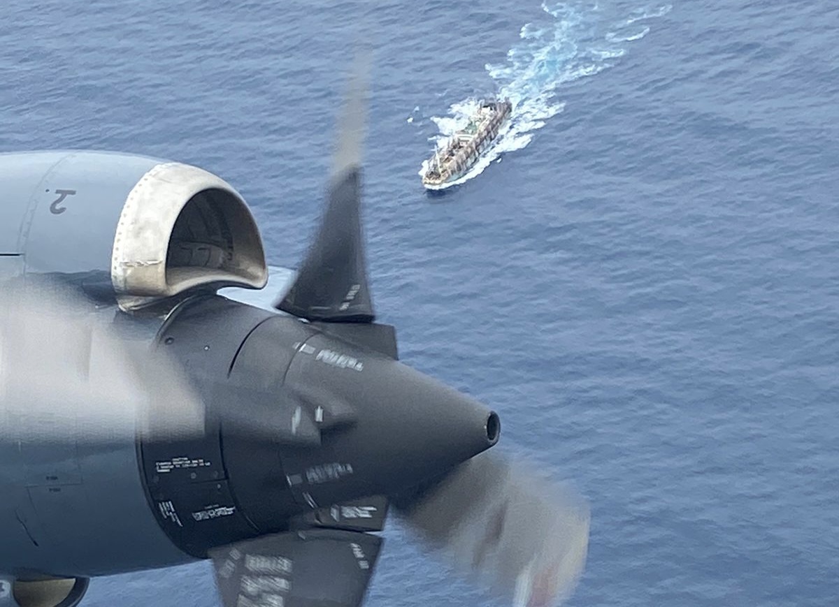 Más de 100 naves, dedicadas a la extracción del recurso calamar rojo, se encuentran transitando por aguas nacionales.