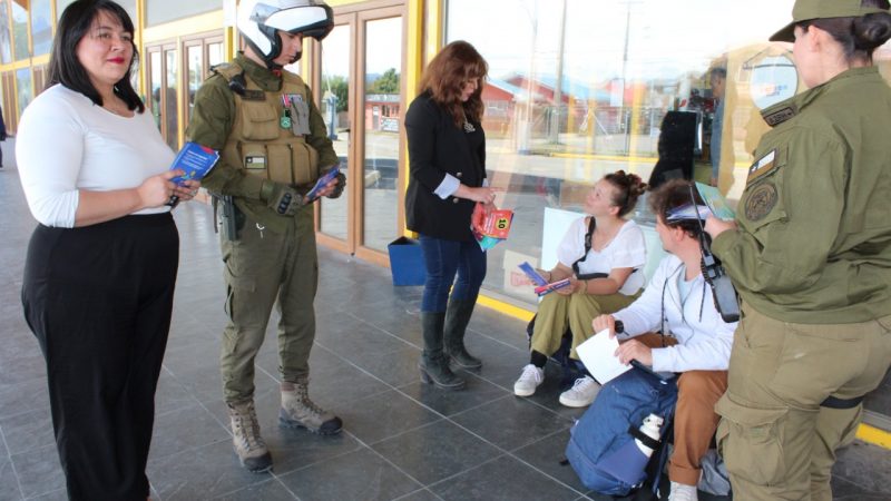 Delegada de Ultima Esperanza difunde en Puerto Natales recomendaciones para un verano seguro junto a Coordinadora Regional de Seguridad y Carabineros