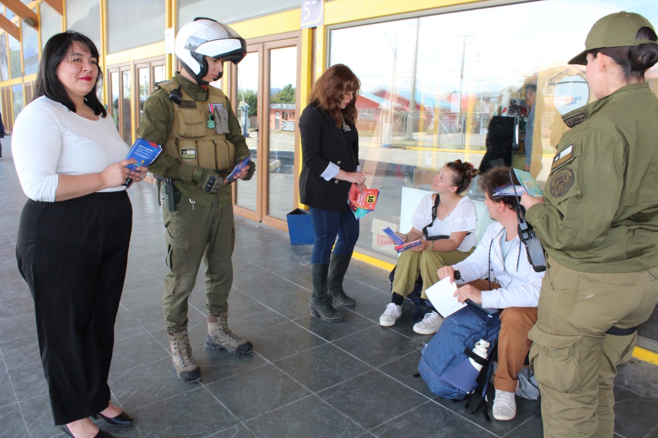 Delegada de Ultima Esperanza difunde en Puerto Natales recomendaciones para un verano seguro junto a Coordinadora Regional de Seguridad y Carabineros