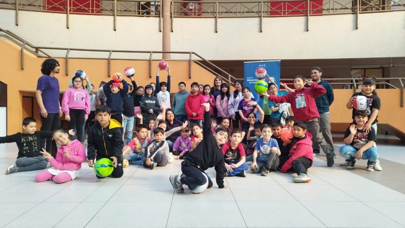 Niños de las colonias de verano fueron favorecidos con balones de fútbol donados por empresa HIF