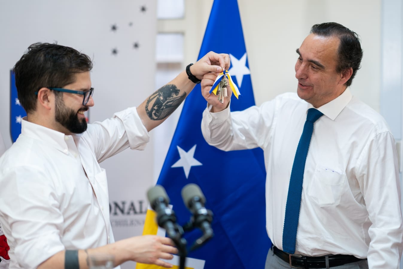 Histórico: Gobernador Flies recibe del Presidente Boric departamento perteneciente al Gobierno Regional de Magallanes tras más de 47 años
