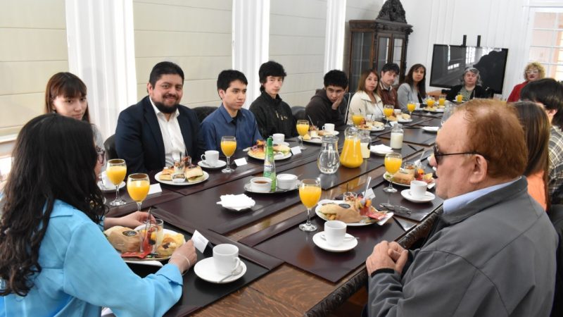 Estudiantes destacados en Magallanes por sus trayectorias educativas fueron agasajados con un desayuno por las autoridades.