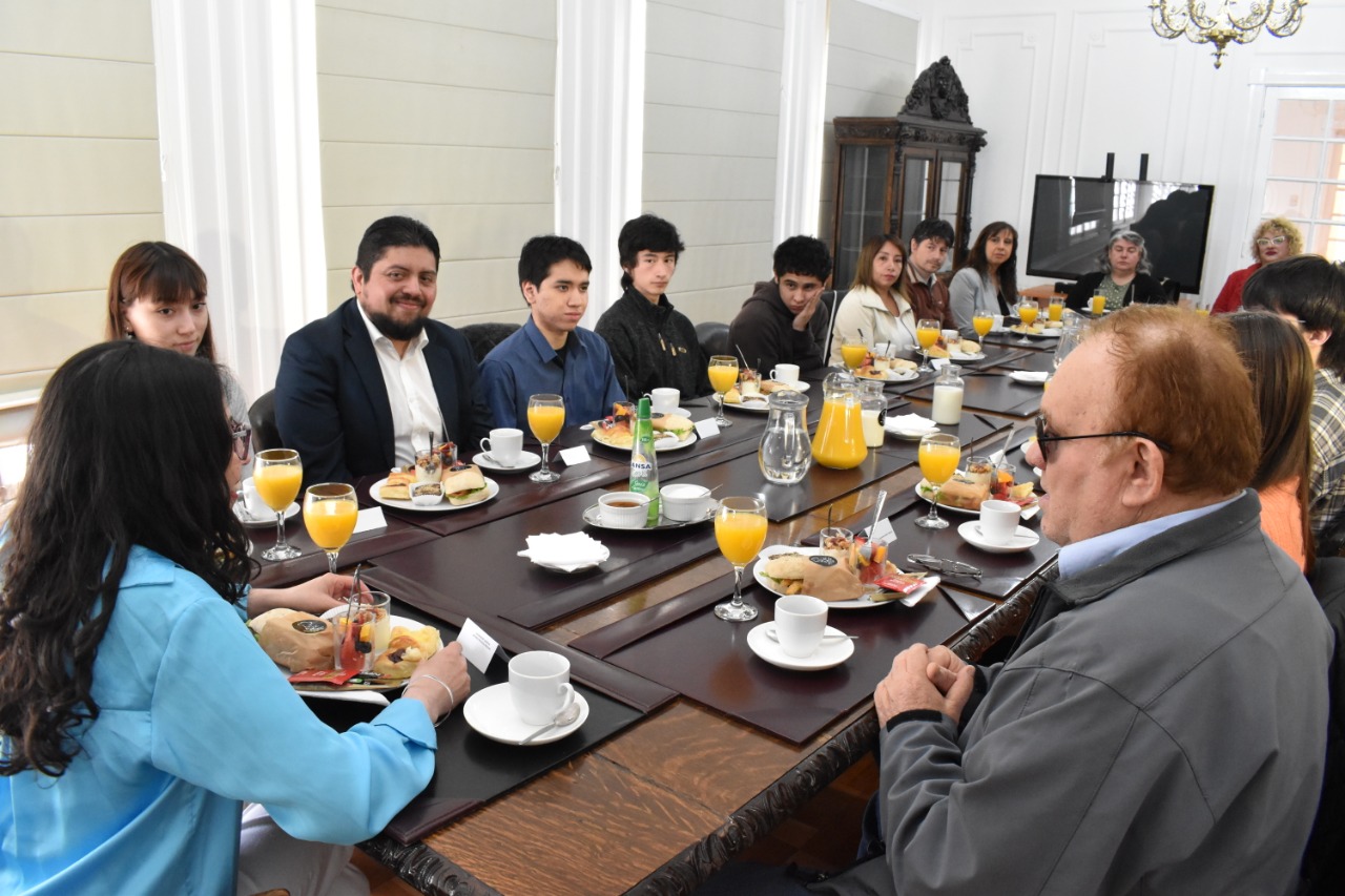 Estudiantes destacados en Magallanes por sus trayectorias educativas fueron agasajados con un desayuno por las autoridades.