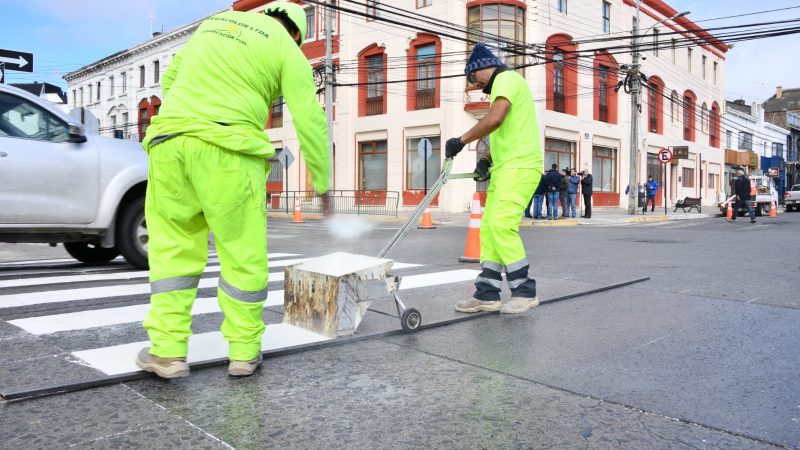 Cruces y pasos peatonales de la ciudad están siendo renovados por la Municipalidad de Punta Arenas