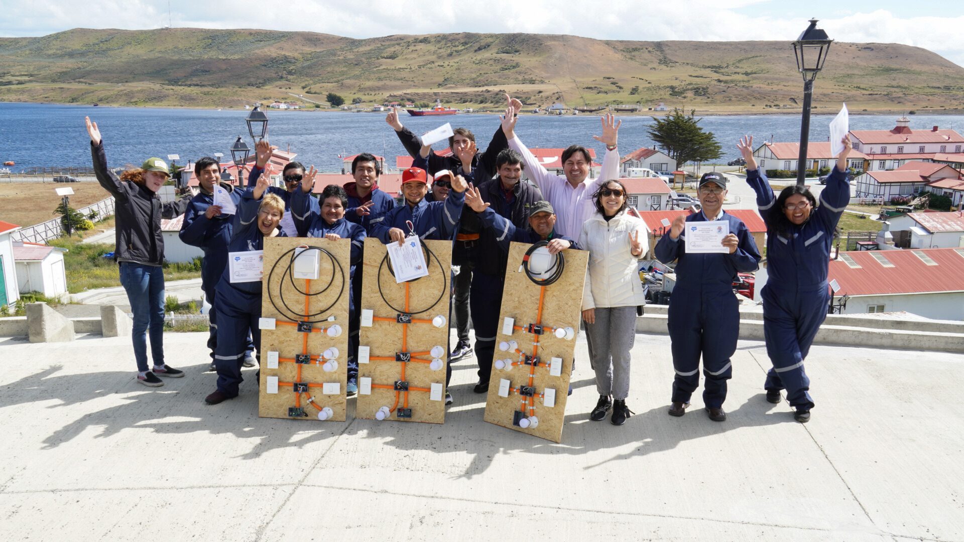 Vecinos y vecinas de Río Verde fueron certificados en Técnicas Básicas de Electricidad