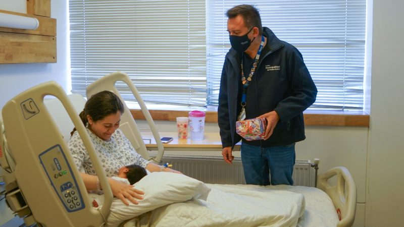 Alcalde de Punta Arenas visitó el primer bebé nacido en 2023 en el Hospital Clínico