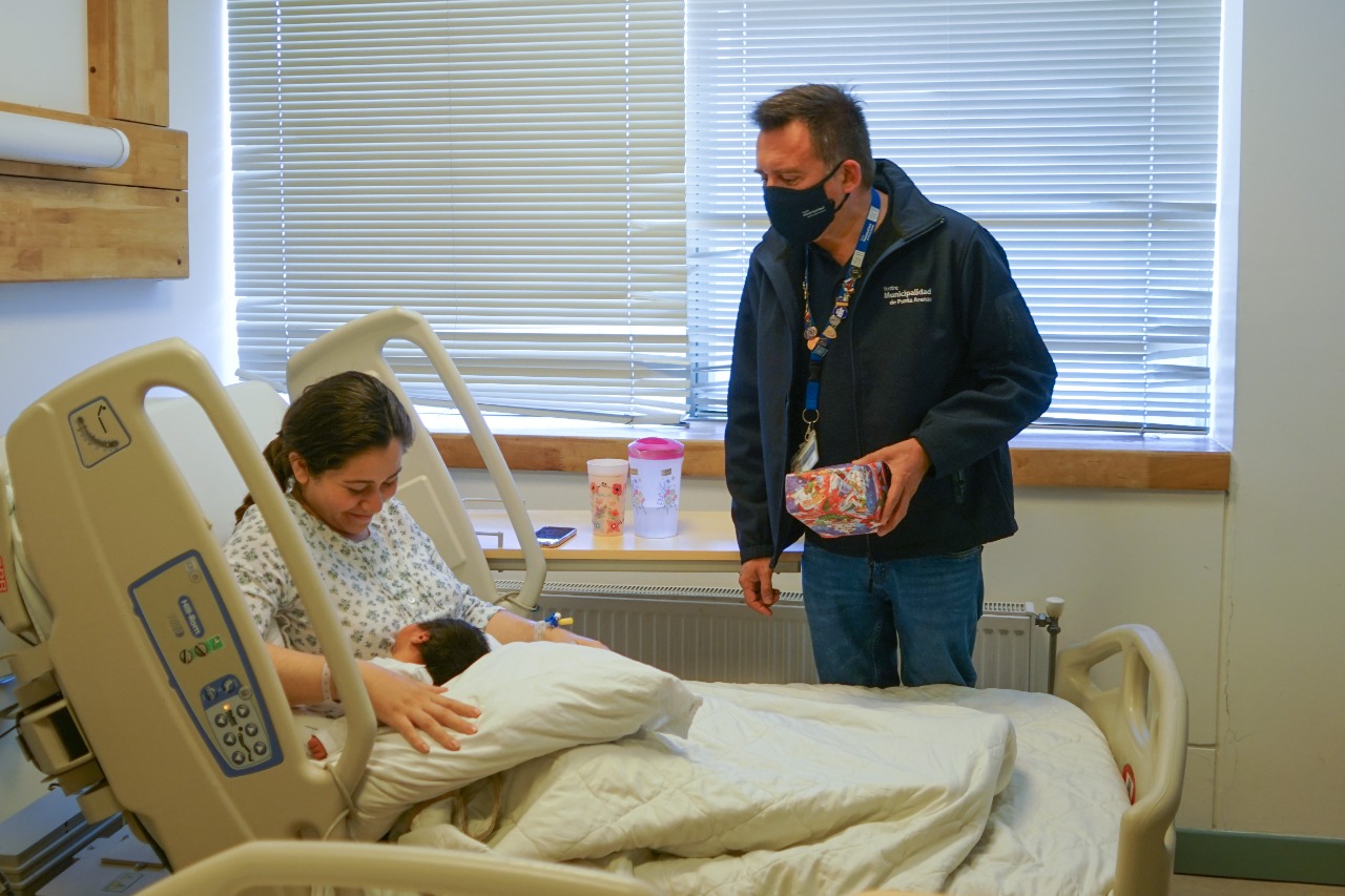 Alcalde de Punta Arenas visitó el primer bebé nacido en 2023 en el Hospital Clínico