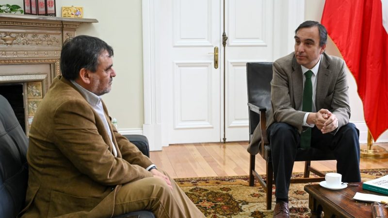 Con miras al desarrollo de Porvenir se realizó reunión entre Gobernador Flies y alcalde Parada