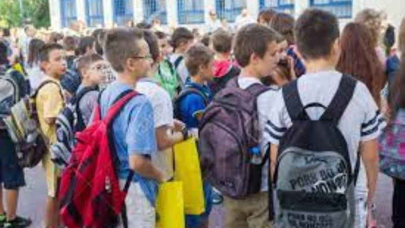 Revisión de mochilas e instalación de pórticos detectores de metales en los colegios vulneran derechos de NNA y limitan el derecho a la educación.