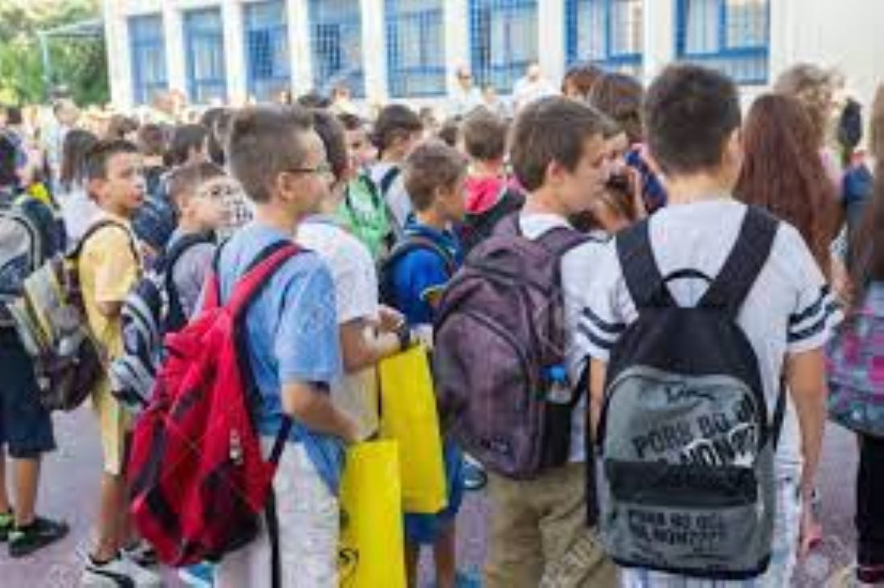 Revisión de mochilas e instalación de pórticos detectores de metales en los colegios vulneran derechos de NNA y limitan el derecho a la educación.