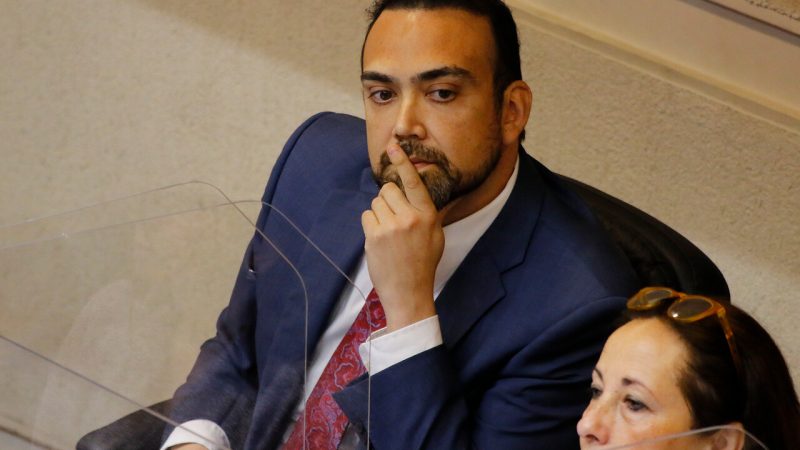 Cobro de IVA: Karim Bianchi y otros senadores solicitan prorrogar entrada en vigencia de ley que reduce exenciones tributarias por servicios profesionales