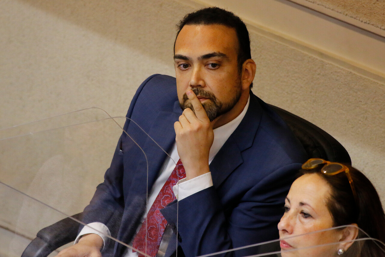 Cobro de IVA: Karim Bianchi y otros senadores solicitan prorrogar entrada en vigencia de ley que reduce exenciones tributarias por servicios profesionales