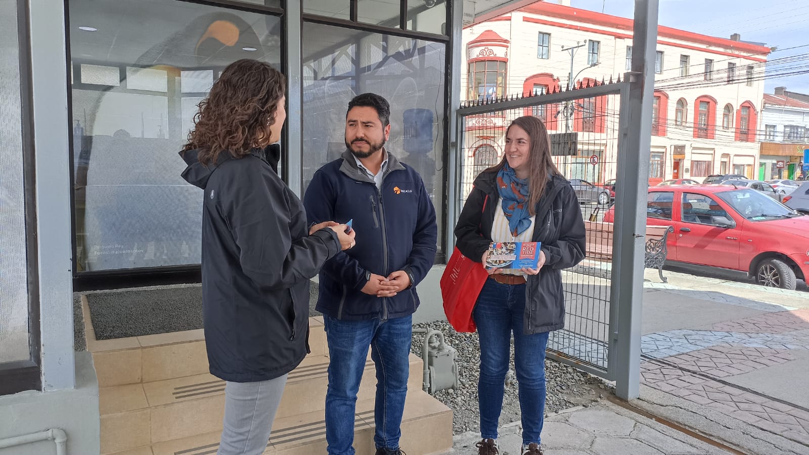 Seremi de Salud inicia entrega de material preventivo de marea roja en español e inglés a Rent a Cars para información de turistas
