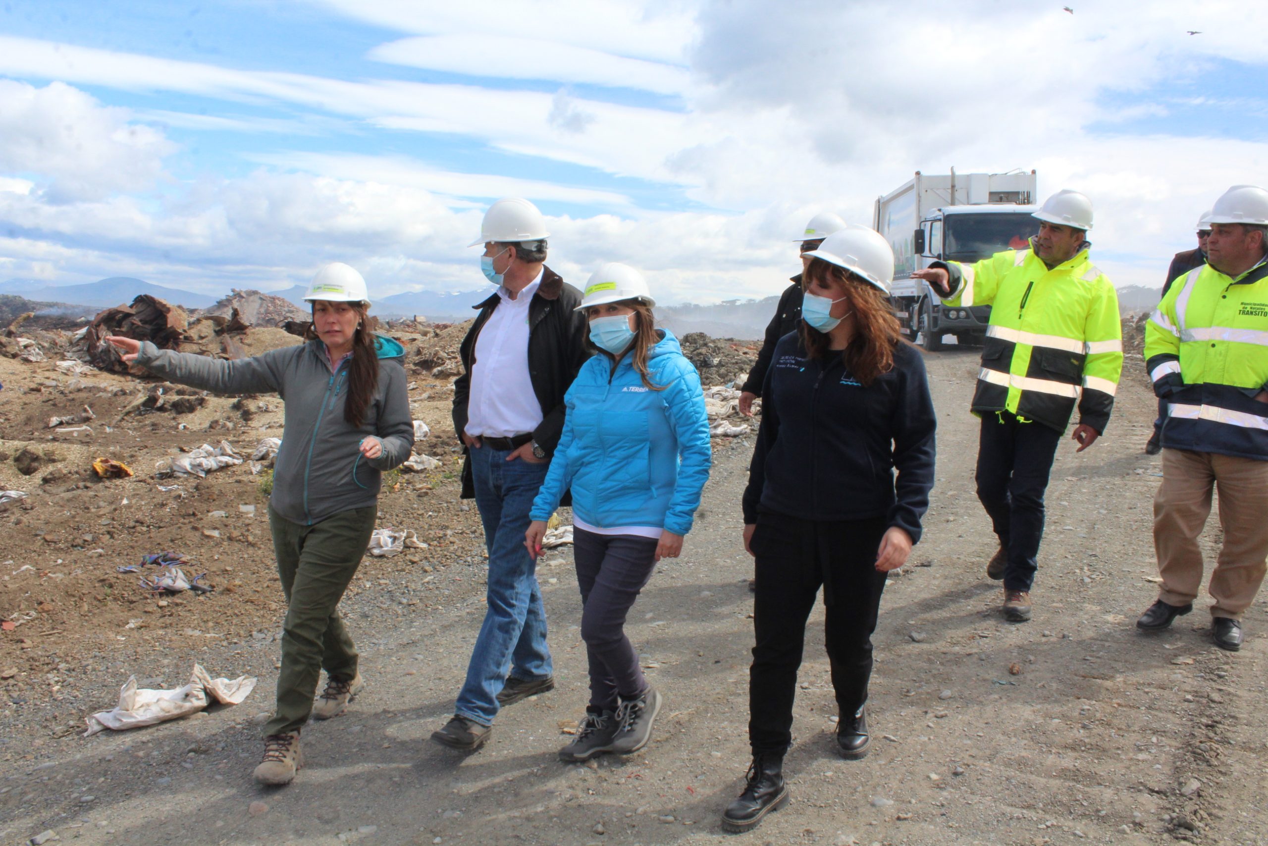 DPP Última Esperanza, Municipalidad de Natales, Empresa Tequia y Carabineros de Chile visitan depósito de desechos domiciliarios e industriales | Agradecen recursos del gobierno regional para sofocar incendio en Vertedero Municipal