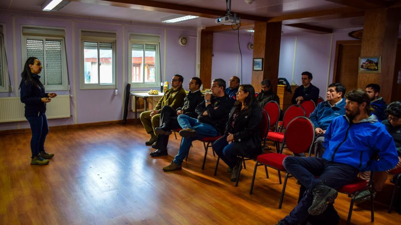 En diálogo ciudadano | Vecinas y vecinos de Puerto Williams se interiorizan sobre proyectos de Obras Públicas en Provincia Antártica Chilena