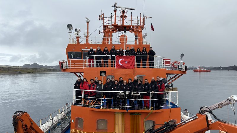 Delegación de estudiantes de Turquía conoció el quehacer de la ciencia chilena en el Continente Blanco