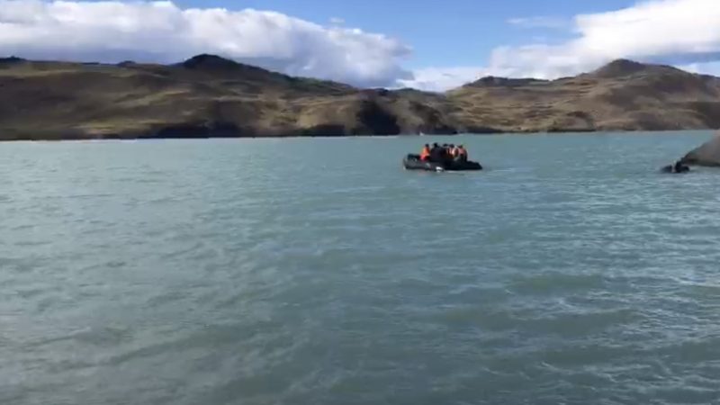 Armada de Chile Carabineros y civiles apoyan en la búsqueda de un trabajador extraviado en el Paine
