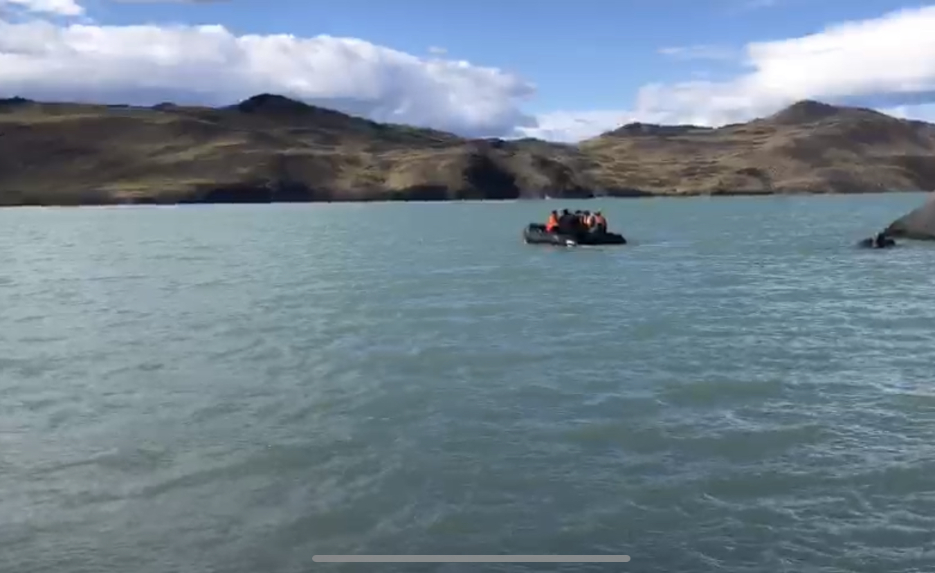 Armada de Chile Carabineros y civiles apoyan en la búsqueda de un trabajador extraviado en el Paine
