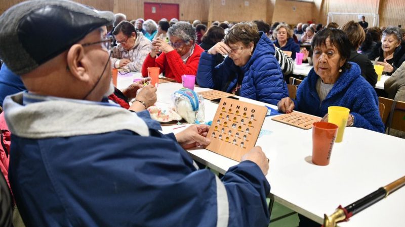 Más de 200 adultos mayores compartieron en segundo bingo presencial organizado por el Municipio de Punta Arenas en el gimnasio de la Escuela Manuel Bulnes