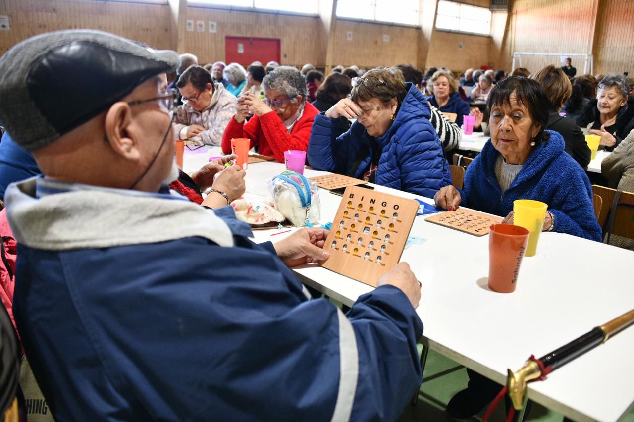 Más de 200 adultos mayores compartieron en segundo bingo presencial organizado por el Municipio de Punta Arenas en el gimnasio de la Escuela Manuel Bulnes