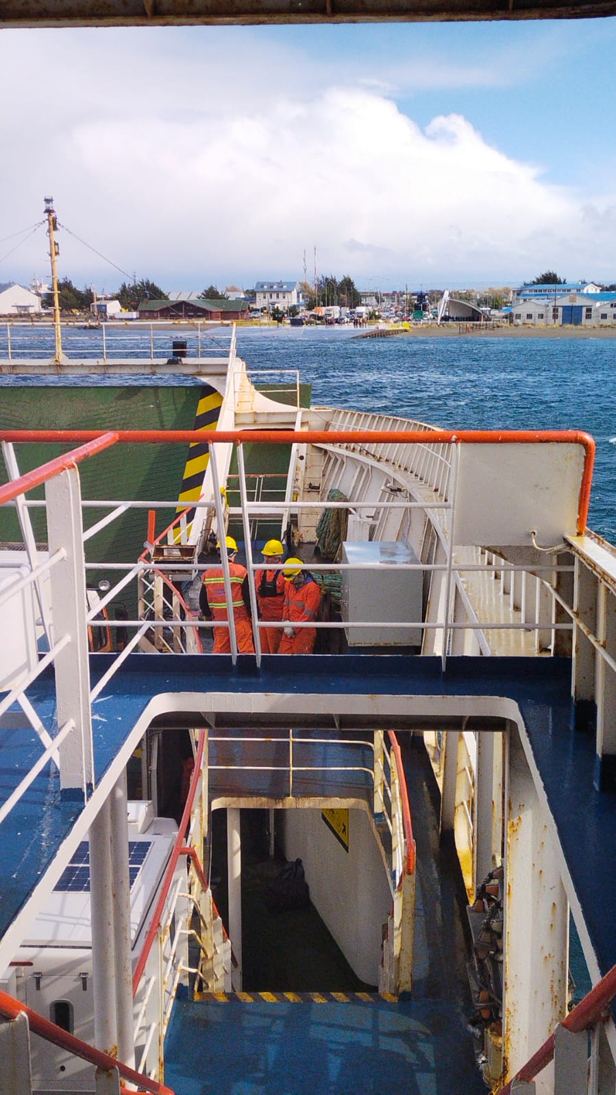 Ferry Pathagon ingresó a Terminal Tres Puentes esta tarde tras prolongado tiempo de espera