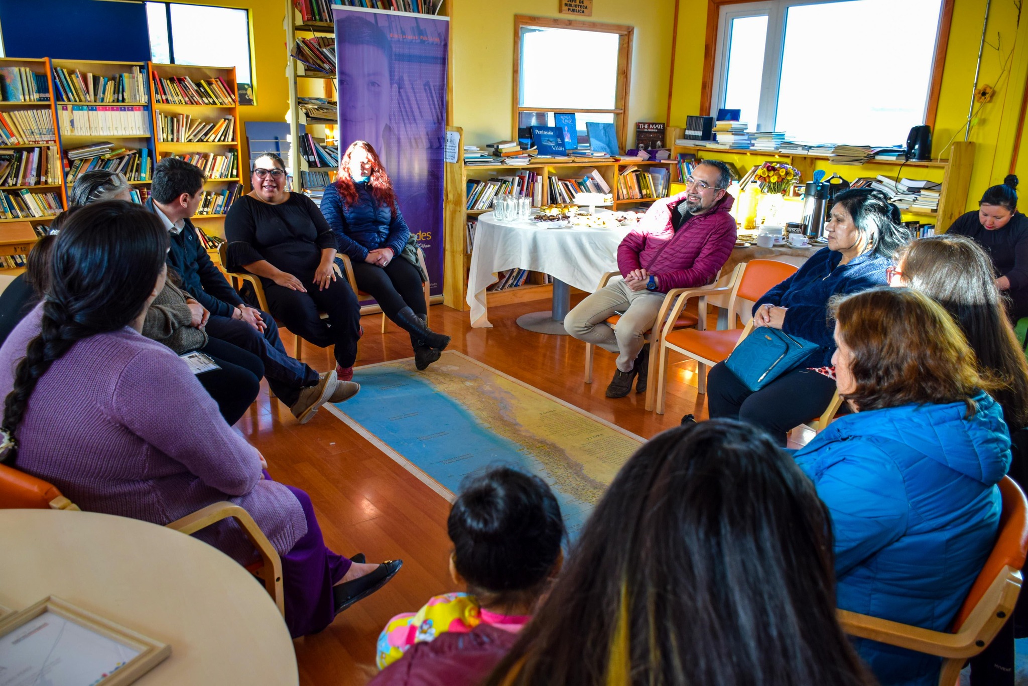 Delegada de Antártica Chilena y Director Regional de FOSIS se reúnen con vecinas y vecinos de Puerto Williams