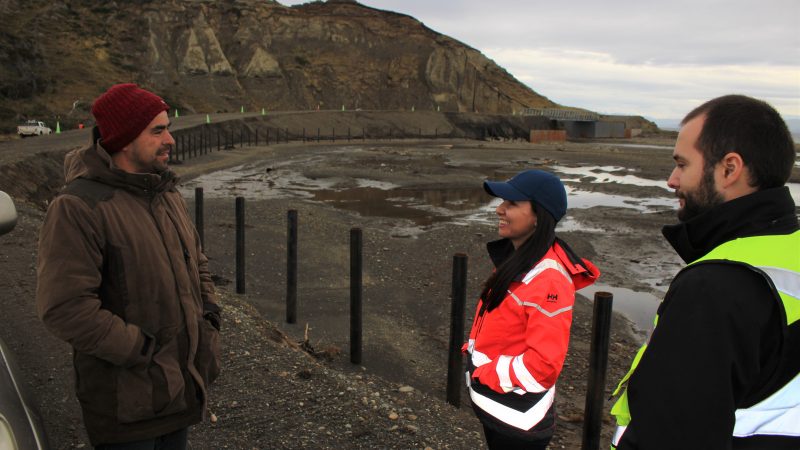 SEREMI del MOP Dahián Oyarzún visita junto a residentes avance de anhelado puente sobre Río Caleta en la comuna de Timaukel, Tierra del Fuego