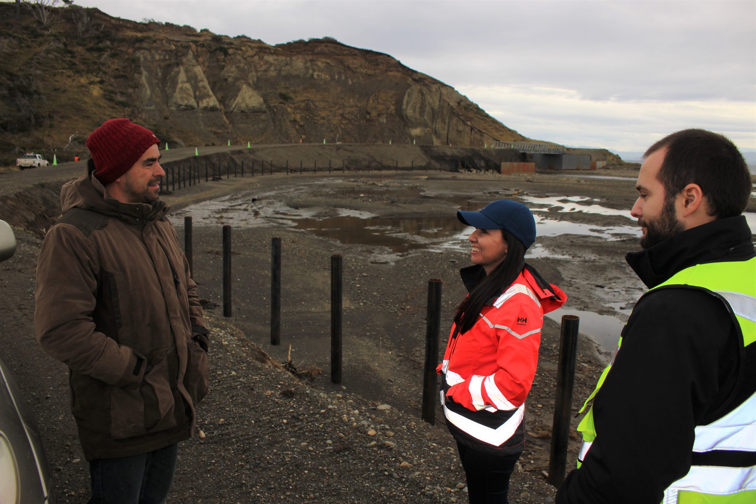 SEREMI del MOP Dahián Oyarzún visita junto a residentes avance de anhelado puente sobre Río Caleta en la comuna de Timaukel, Tierra del Fuego