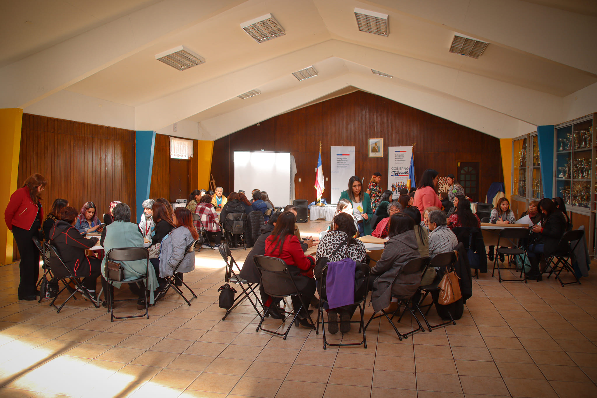 Con multitudinario diálogo participativo se conmemoró el Día de la Mujer en Última Esperanza